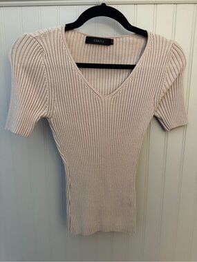 ZESICA Ribbed V-Neck Short Sleeve Top in Beige Medium